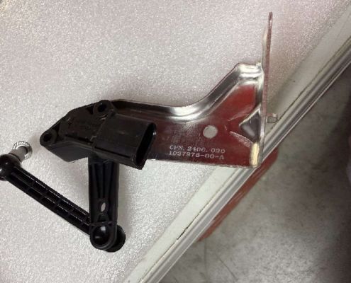 سنسور سیستم تعلیق بادی جلوی راست تسلا مدل S/X 1044941-00-B 11x10x5cm